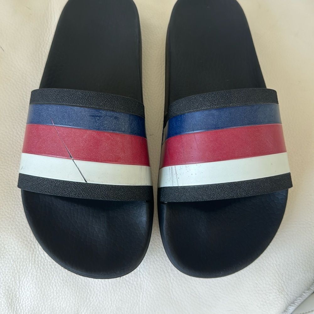 Men’s Gucci slides size 7 or fit women’s 9-10